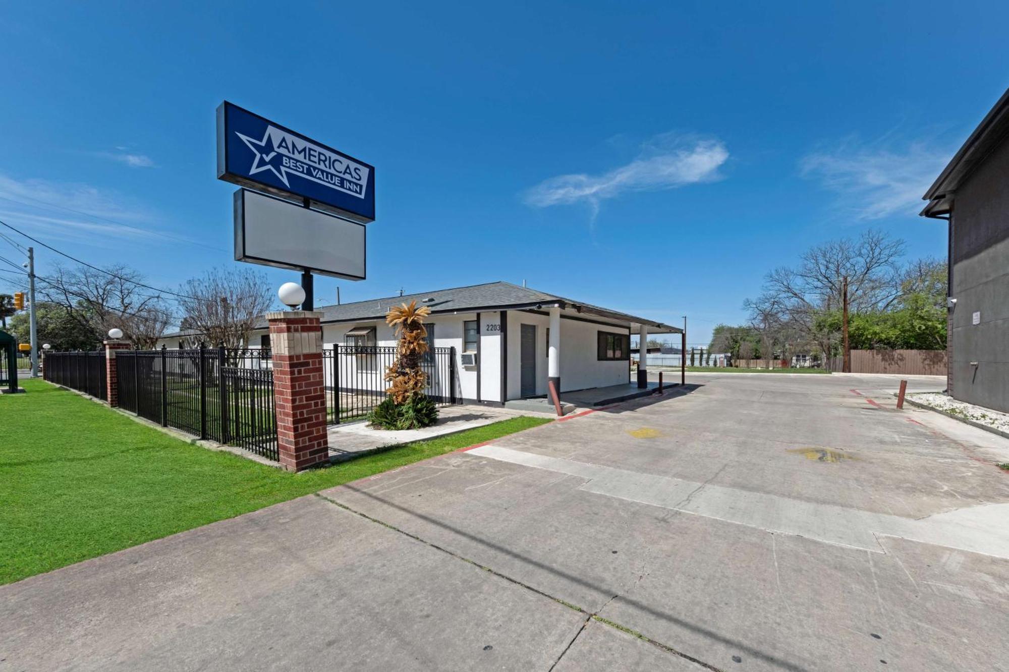 Americas Best Value Inn San Antonio Downtown Riverwalk ภายนอก รูปภาพ